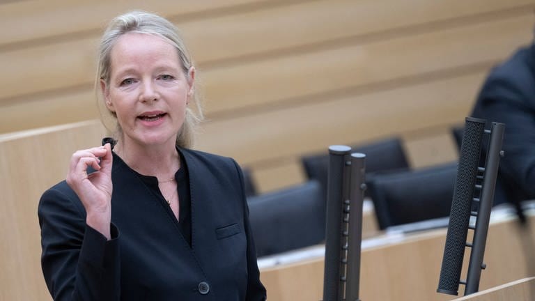Thekla Walker (Grüne), Umweltministerin von Baden-Württemberg, spricht im Landtag von Baden-Württemberg in der Plenarsitzung.