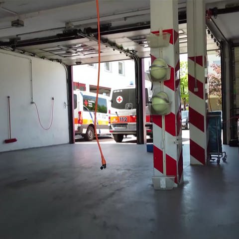 Rettungsfahrzeuge in der Garage (Foto: SWR)