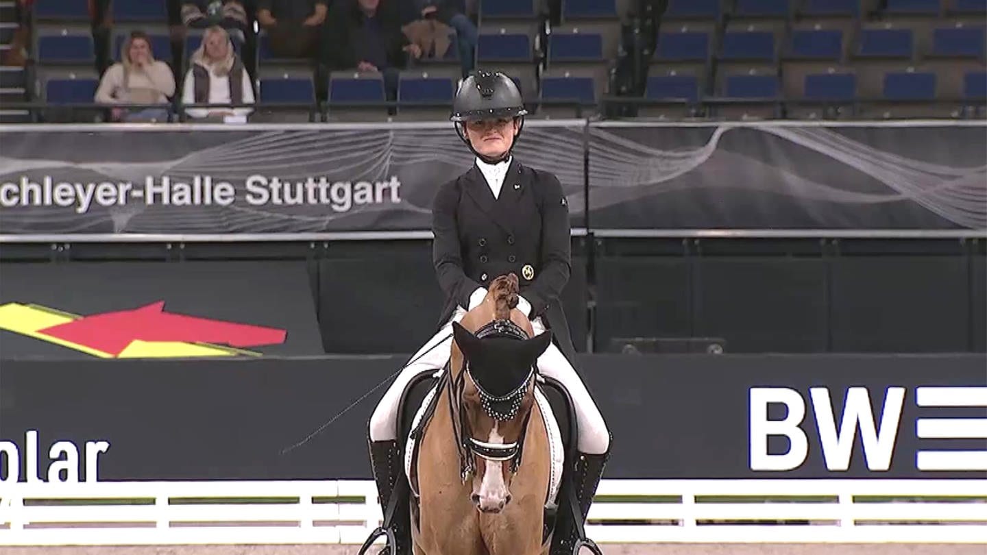 Ann-Cathrin Rieg auf ihrem Pony Derrick bei den German Masters (Foto: SWR)