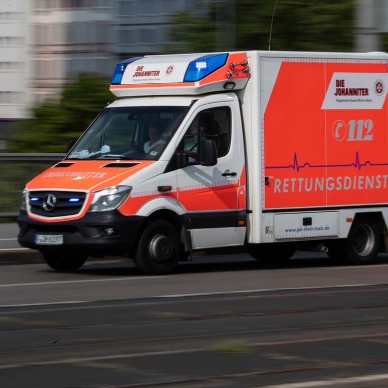 Mit eingeschaltetem Blaulicht fährt ein Rettungswagen auf einer Straße. Die Landesregierung in Baden-Württemberg muss die Hilfsfrist für Rettungsdienste neu regeln. Bisher sei das noch nicht passiert, meinen Richter. (Foto: dpa Bildfunk, picture alliance/dpa | Boris Roessler)