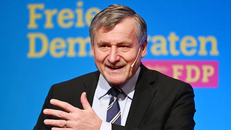 Hans-Ulrich Rülke, Fraktionsvorsitzender der FDP im baden-württembergischen Landtag,  spricht ins Mikrofon. Er fordert, alle finanziellen Subventionen des Landes zu überprüfen.