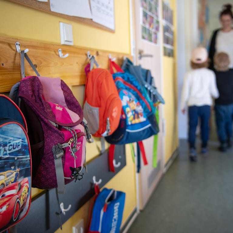 Kinderrucksäcke hängen im Eingangsbereich eines Kindergartens. (Foto: dpa Bildfunk, picture alliance/dpa/dpa-Zentralbild | Monika Skolimowska)