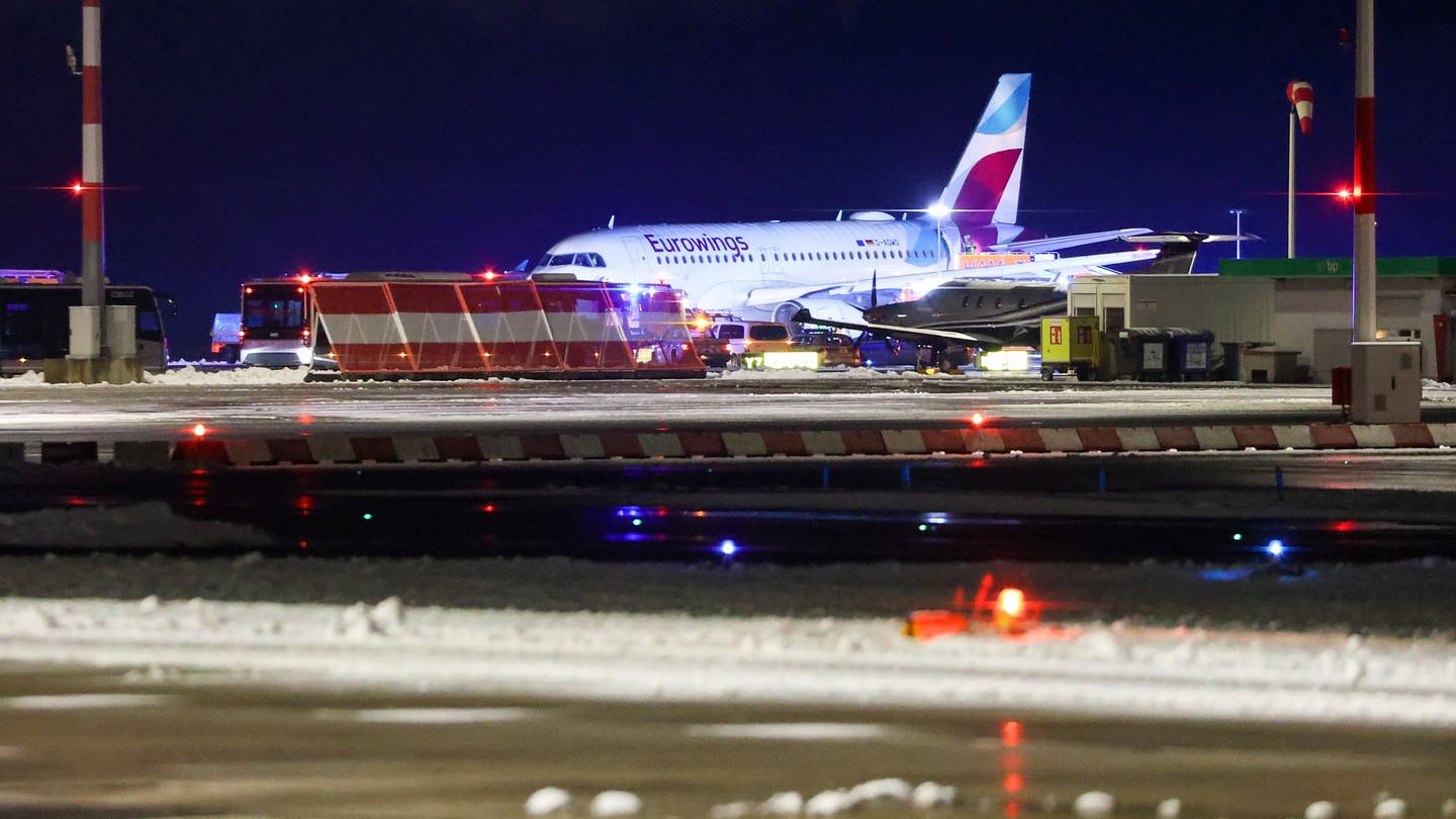 Eine Maschine der Fluggesellschaft Eurowings steht abseits der Terminals auf dem Hamburger Flughafen. (Foto: dpa Bildfunk, picture alliance/dpa | Bodo Marks)