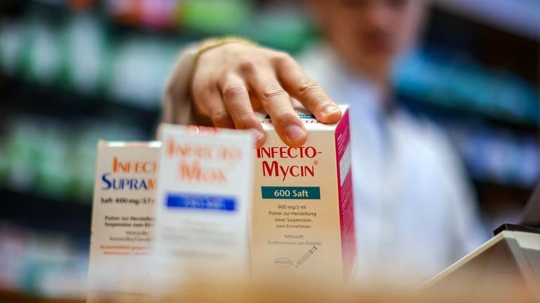 Ein Apotheker hält verschiedene Medikamente in der Hand. Die Zahl der verschriebenen Antibiotika ist laut AOK in Baden-Württemberg deutlich gestiegen. 
