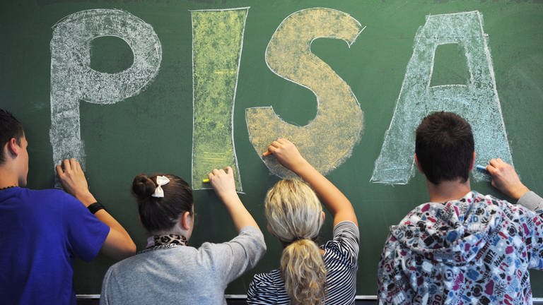 Schüler schreiben das Wort Pisa  (Foto: dpa Bildfunk, picture alliance / dpa, Armin Weigel)