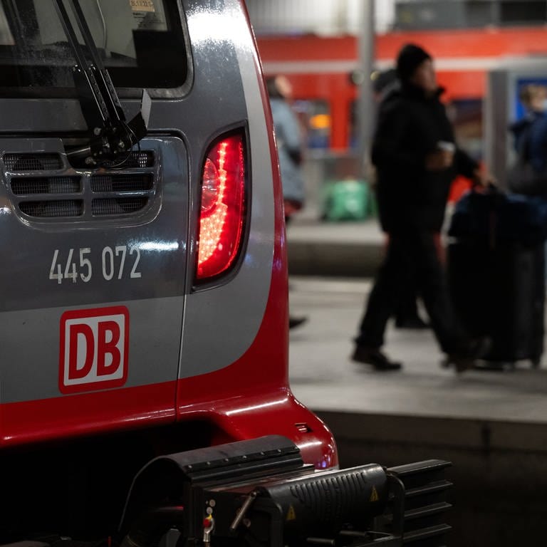 Ein Zug der Deutschen Bahn steht an einem Bahnhof. (Foto: dpa Bildfunk, picture alliance/dpa | Sven Hoppe)