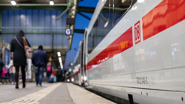 Reisende gehen am Hauptbahnhof Stuttgart an einem ICE vorbei.  (Foto: dpa Bildfunk, picture alliance/dpa | Marijan Murat)