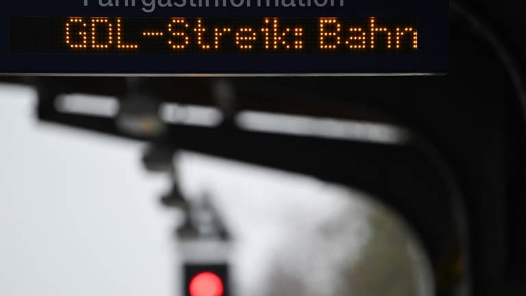 Der Hinweis „GDL-Streik“ leuchtet auf der Fahrgastinformationsanzeige in einem Bahnhof auf.