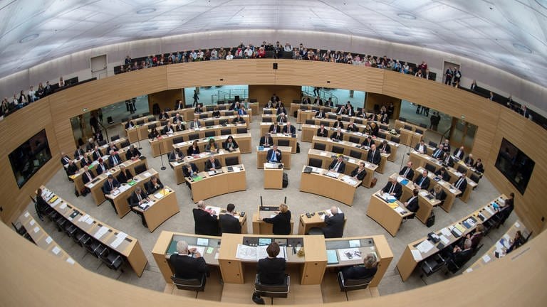 Abgeordnete sitzen im Landtag von Baden-Württemberg.