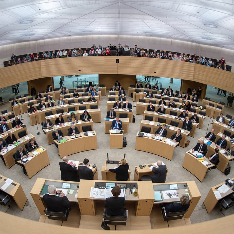 Abgeordnete sitzen im Landtag von Baden-Württemberg.