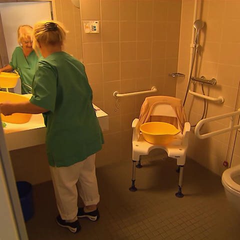 Pflegerin im Badezimmer (Foto: SWR)