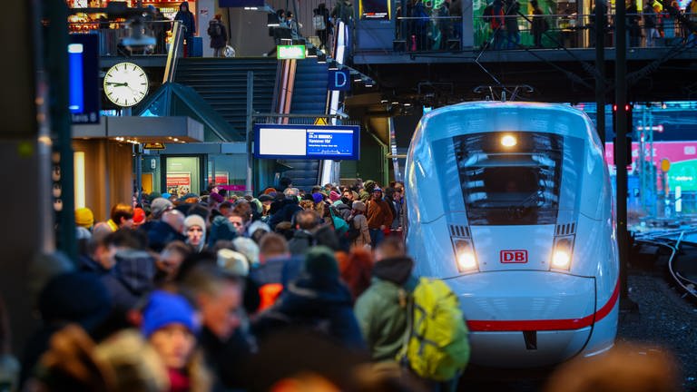 Zahlreiche Reisende warten auf einem vollen Bahnsteig am Hauptbahnhof auf ihren Zug. Für die deutsche Nordseeküste sowie Hamburg besteht am Freitag die Gefahr einer schweren Sturmflut. (Foto: dpa Bildfunk, picture alliance/dpa | Christian Charisius)
