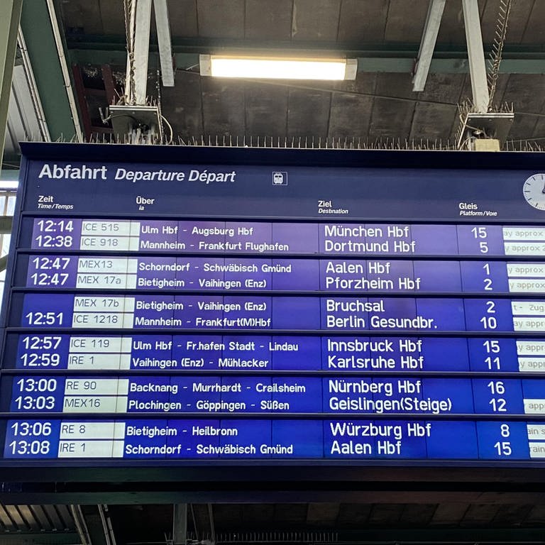 Die Anzeigentafel am Stuttgarter Hauptbahnhof zeigt Verspätungen von Zügen wegen des Sturms an. (Foto: SWR, Julia Kunert)