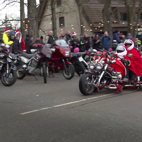 Weihnachtlich verkleidete Menschen fahren zu zweit Motorrad (Foto: SWR)