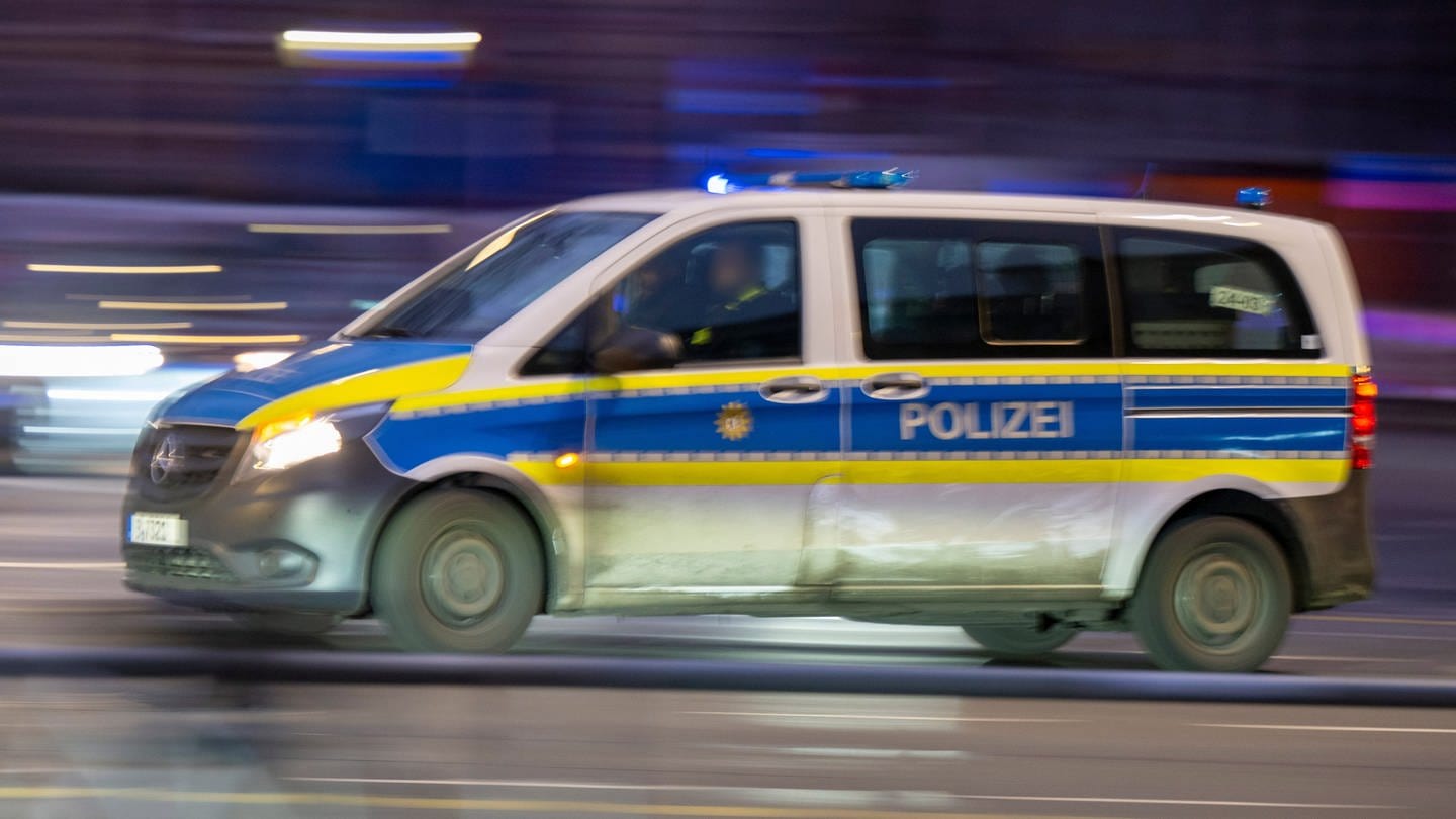 Ein Polizeiauto fährt bei Nacht mit Blaulicht zu einem Einsatz (Symbolbild). (Foto: dpa Bildfunk, picture alliance/dpa | Monika Skolimowska)