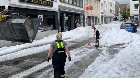 Nach einem schweren Hagelsturm in Reutlingen sind die Aufräumarbeiten in der Innenstadt im vollen Gange (Foto: dpa Bildfunk, Picture Alliance)