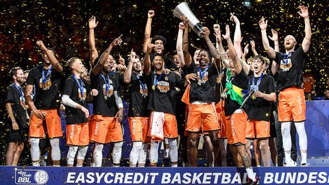 Die Basketballmannschaft Ratiopharm Ulm feiert seine bislang erste Bundesligameisterschaft (Foto: dpa Bildfunk, Picture Alliance)