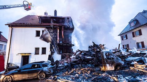 Nach einer Gasexplosion in einem Wohngebiet ist die Doppelhaus-Hälfte schwer beschädigt und unbewohnbar (Foto: dpa Bildfunk, Picture Alliance)