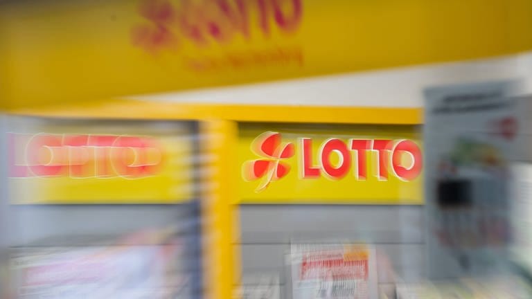 Das Logo von LOTTO Baden-Württemberg hängt an einer Annahmestelle in Stuttgart (Foto: dpa Bildfunk, Baden-Württemberg ist um acht Millionäre reicher. Sie gewannen bei der Lotterie Silvester-Millionen jeweils eine Million Euro. Das hat Lotto Baden-Württemberg mitgeteilt.)