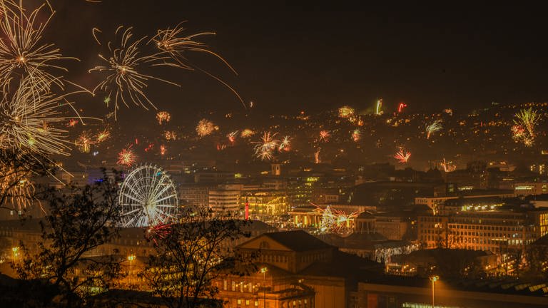 Mit Sicht auf die Stuttgarter Innenstadt von der Uhlandshöhe aus. Mit vielen Raketen wird der Jahreswechsel von 2023 in 2024 gefeiert. (Foto: dpa Bildfunk, picture alliance/dpa | Jason Tschepljakow)