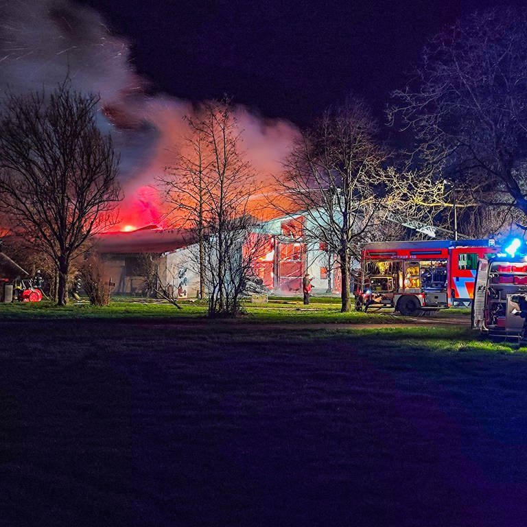Die Feuerwehr löscht einen Großbrand auf einem Aussiedlerhof bei Bühl (Kreis Rastatt) 