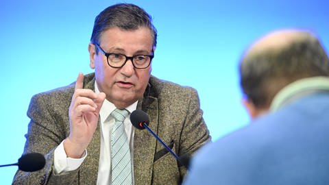 Peter Hauk (CDU), Landwirtschaftsminister von Baden-Württemberg, aufgenommen bei der Landespressekonferenz im Landtag zur Vorstellung "Vergleich Erzeuger- und Verbraucherpreise". 