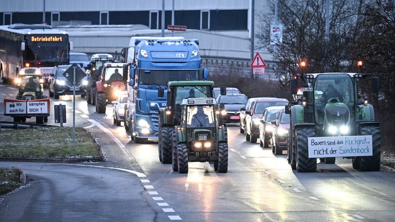 Bauern fahren in ihren Traktoren lagsam durch die Innenstadt von Ravensburg und lassen kein Fahrzeug überholen. Als Reaktion auf die Sparpläne der Bundesregierung hat der Bauernverband zu einer Aktionswoche mit Kundgebungen und Sternfahrten ab dem 8. Januar aufgerufen. Sie soll am 15. Januar in einer Großdemonstration in der Hauptstadt gipfeln.