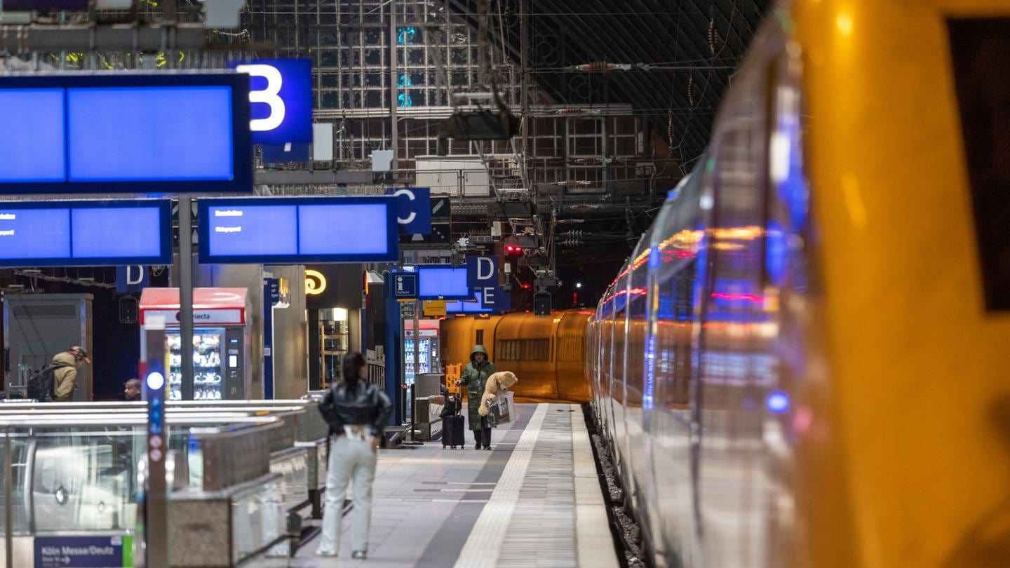 Ein ICE steht am Bahnsteig im Kölner Hauptbahnhof. (Foto: dpa Bildfunk, picture alliance/dpa | Thomas Banneyer (Archivbild))