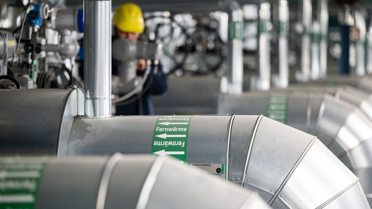 Ein Mitarbeiter des Energiekonzerns EnBW kontrolliert die Fernwärmeverteilerstation des Heizkraftwerk 3 Stuttgart-Gaisburg. Rund 60 Prozent der Stadtkreise und Großen Kreisstädte in Baden-Württemberg haben bis zum Jahresende 2023 wie vorgesehen eine kommunale Wärmeplanung vorgelegt.