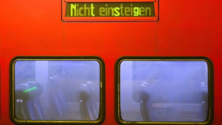 Ein Schriftzug "Nicht einsteigen" leuchtet auf einem Regiozug der Deutschen Bahn (DB) in einem Bahnhof. 