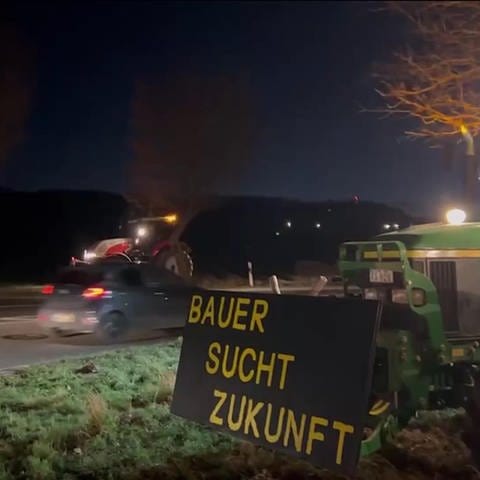 Traktor mit Schildaufschrift: Bauer sucht Zukunft