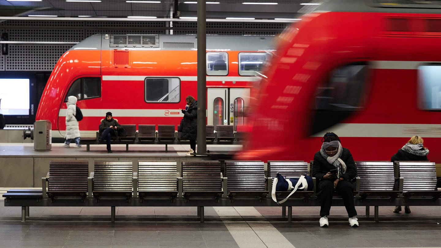 Reisende warten im Berliner Hauptbahnhof auf ihre Züge. (Foto: dpa Bildfunk, picture alliance/dpa | Jörg Carstensen)