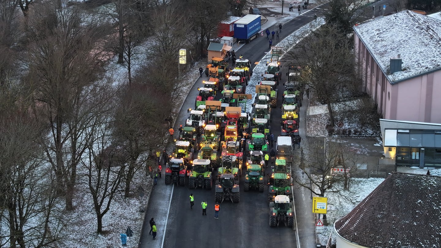 Mit Traktoren demonstrieren Landwirte im Stadtgebiet von Ellwangen (Ostalbkreis). (Foto: dpa Bildfunk, picture alliance/dpa | Jason Tschepljakow)