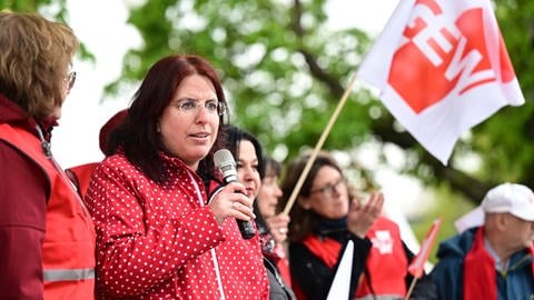 Bei einer symbolischen Protest-Aktion der Gewerkschaft Erziehung und Wissenschaft (GEW), ist Monika Stein umringt von Lehrkräften.