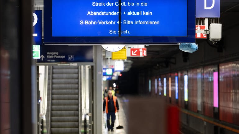 Eine Anzeige weist am S-Bahnhof des Hauptbahnhofs auf den Streik der GDL hin. Auch am Freitagmorgen hat der Streik der