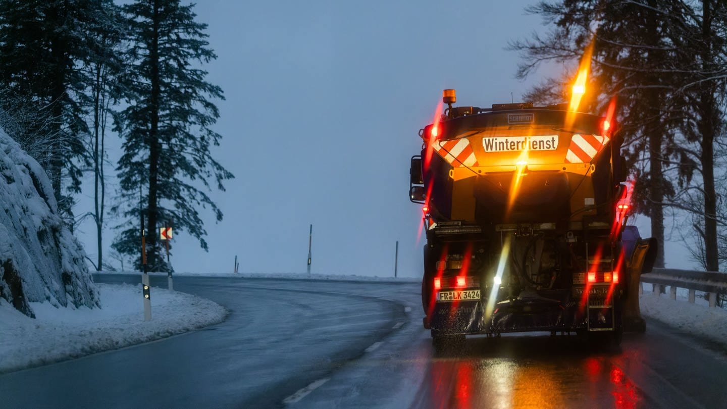Ein Fahrzeug des Winterdienstes fährt kurz vor Tagesanbruch auf der Bundesstraße 317. (Foto: dpa Bildfunk, picture alliance/dpa | Philipp von Ditfurth)