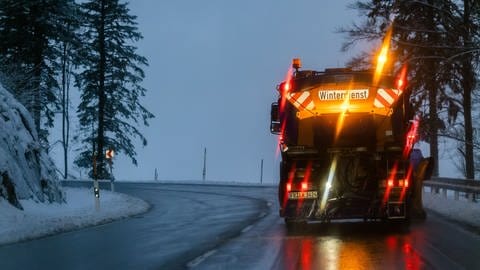 Ein Fahrzeug des Winterdienstes fährt kurz vor Tagesanbruch auf der Bundesstraße 317. (Foto: dpa Bildfunk, picture alliance/dpa | Philipp von Ditfurth)