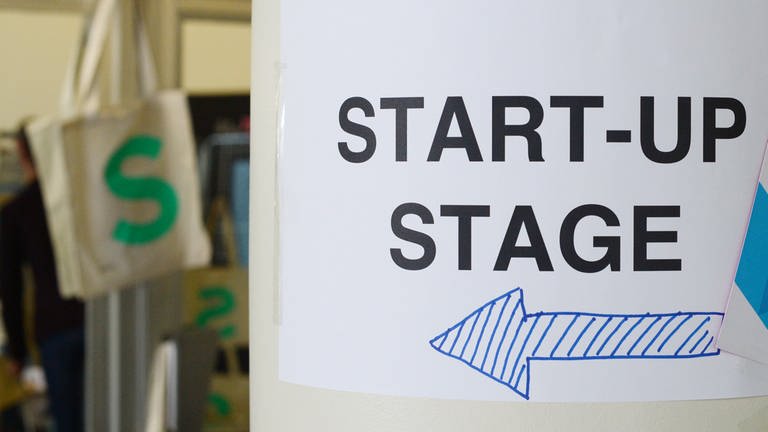 Ein Pfeil zeigt auf der Digital-Konferenz Next Berlin 2013 den Weg zur Bühne für Start-ups. 