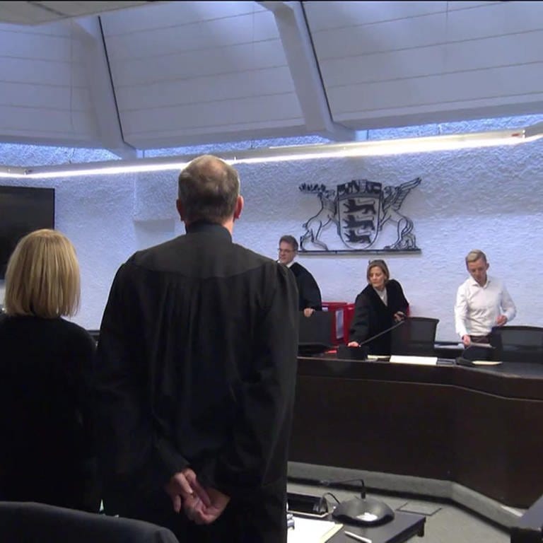 Prozessbeginn im Gerichtssaal (Foto: SWR)