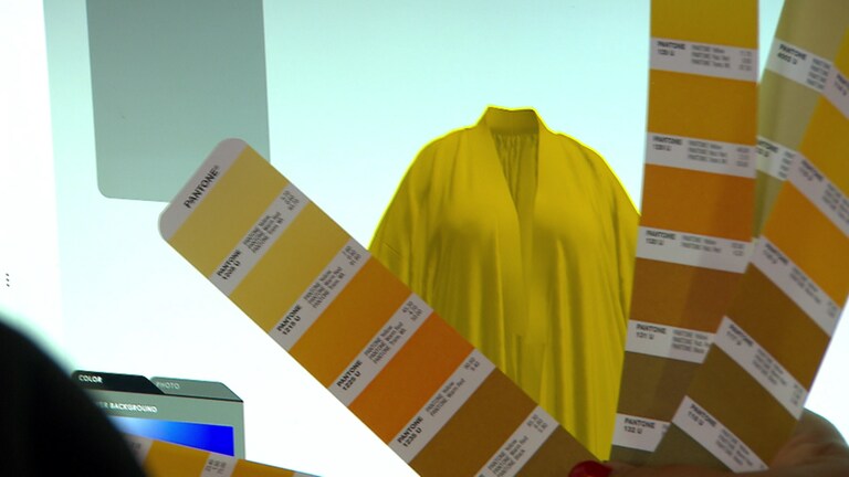 Farbstreifen und ein gelbes Kleidungsstück