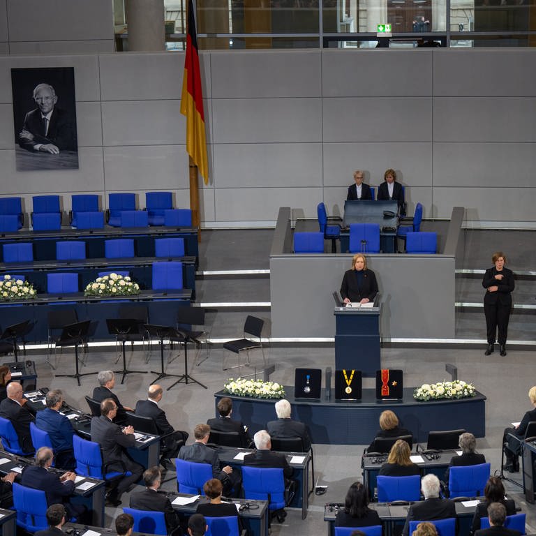 Bärbel Bas (SPD), Bundestagspräsidentin, spricht beim Trauerstaatsakt für den gestorbenen früheren Bundestagspräsidenten Wolfgang Schäuble im Plenarsaal im Deutschen Bundestag. (Foto: dpa Bildfunk, Michael Kappeler)