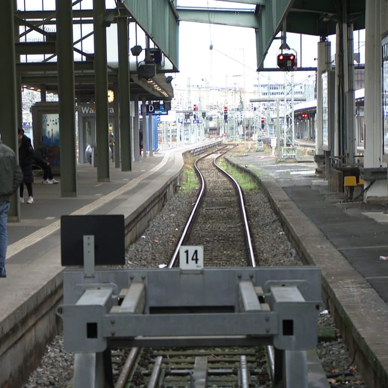 Leere Gleise am Hauptbahnhof in Stuttgart: Auch hier fahren wegen des GDL-Streiks nur Züge im Notfahrplan oder von privaten Anbietern.