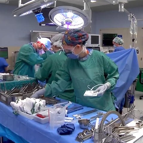 Chirurgen und Ärzte im Operationsraum (Foto: SWR)