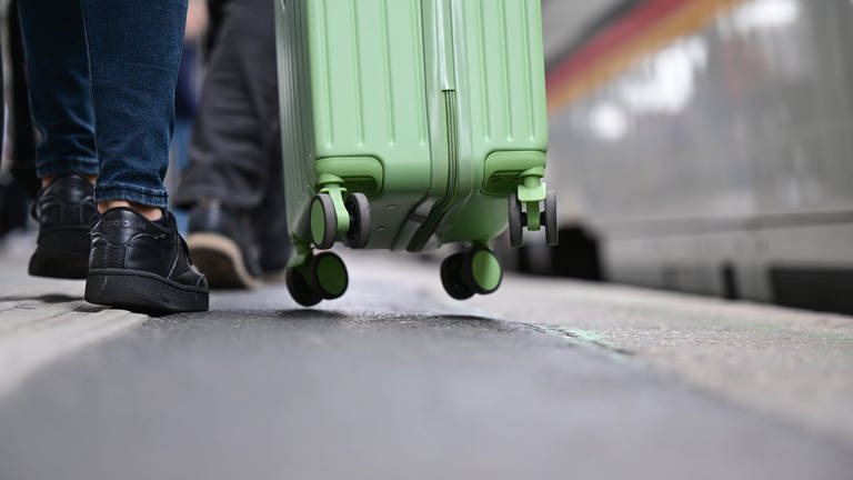Reisende auf Bahnsteig (Symbolbild) (Foto: dpa Bildfunk, picture alliance/dpa/Bernd Weißbrod)