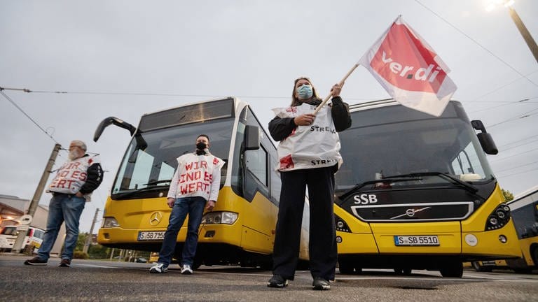 Die Gewerkschaft ver.di hat für Freitag zu Warnstreiks bei kommunalen Verkehrsbetrieben in fast ganz Deutschland aufgerufen.  (Foto: dpa Bildfunk, picture alliance/dpa | Marijan Murat/Archivbild)