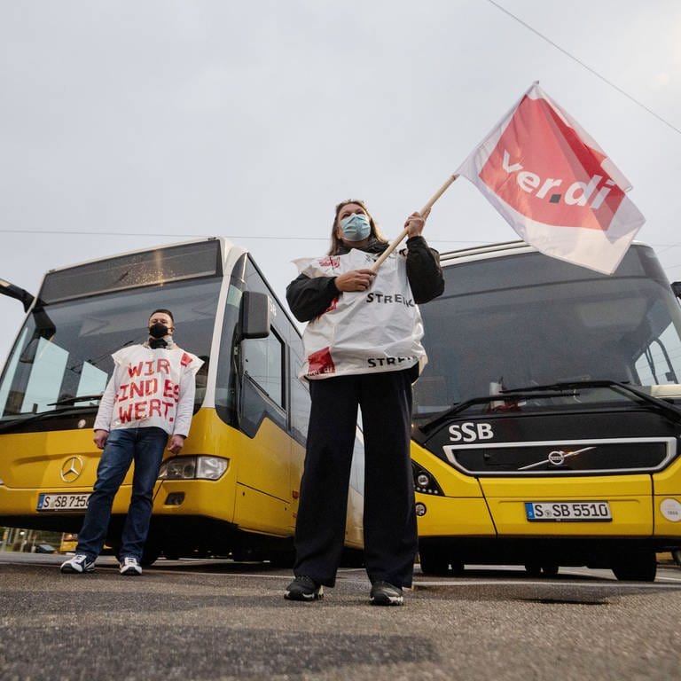 Die Gewerkschaft ver.di hat für Freitag zu Warnstreiks bei kommunalen Verkehrsbetrieben in fast ganz Deutschland aufgerufen. 