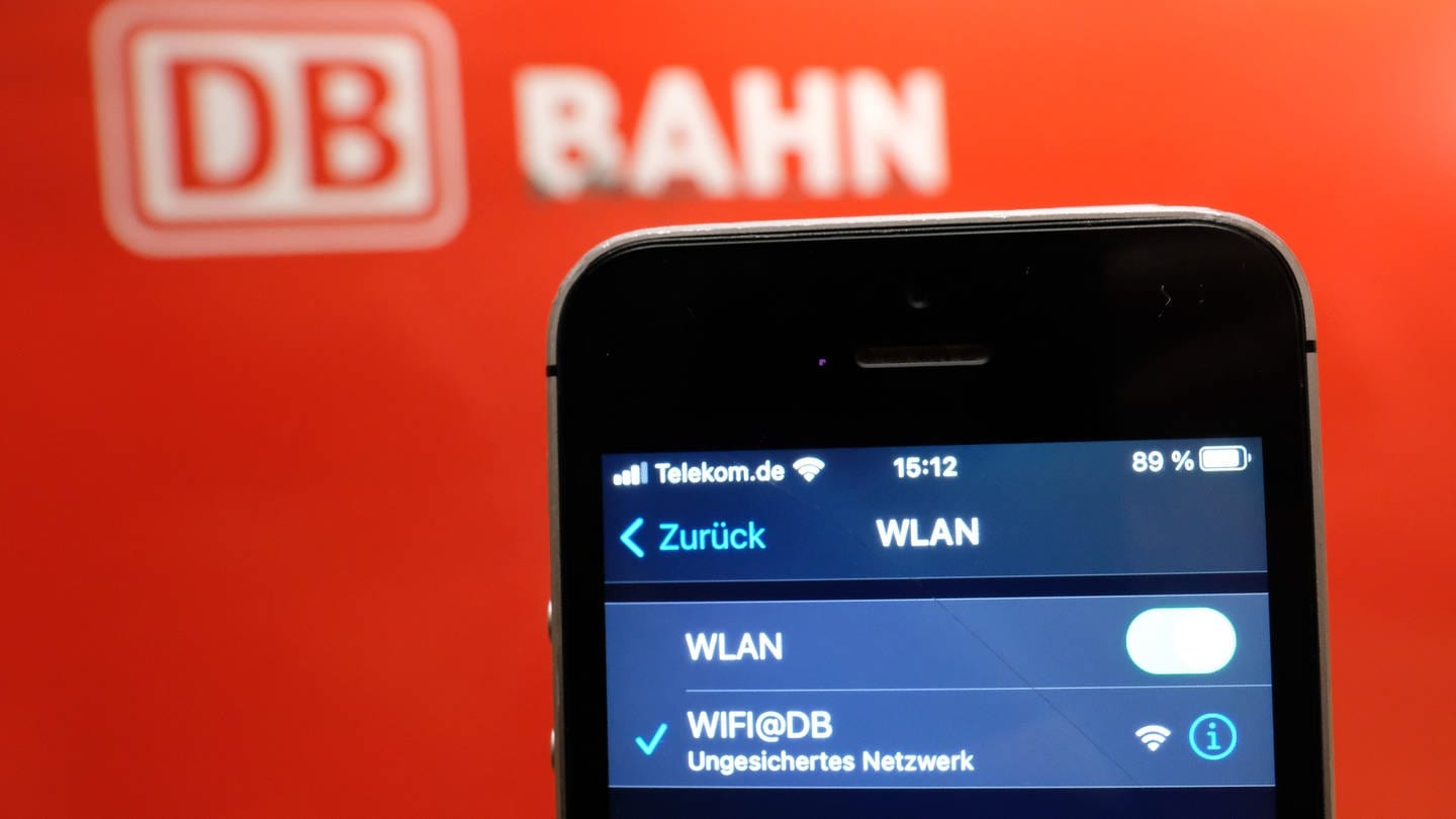 In einem Smartphone an einem S-Bahnhof wird das WLAN der Deutschen Bahn (DB) angezeigt. (Foto: dpa Bildfunk, picture alliance/dpa/dpa-Zentralbild | Sebastian Willnow)