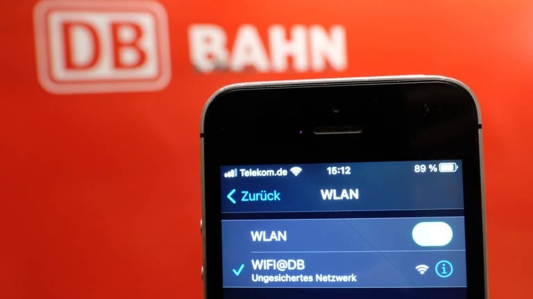 In einem Smartphone an einem S-Bahnhof wird das WLAN der Deutschen Bahn (DB) angezeigt.