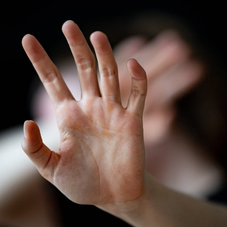 Eine Frau hält ihre Hände vor das Gesicht. (Foto: dpa Bildfunk, picture alliance/dpa | Fabian Sommer (Symbolbild))