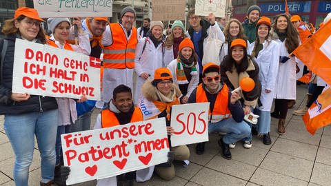 Ärtzinnen und Ärzte des Uniklinikums Heidelberg demonstrieren mit einem Warnstreik für mehr Geld. (Foto: SWR, Wolfgang Kessel)